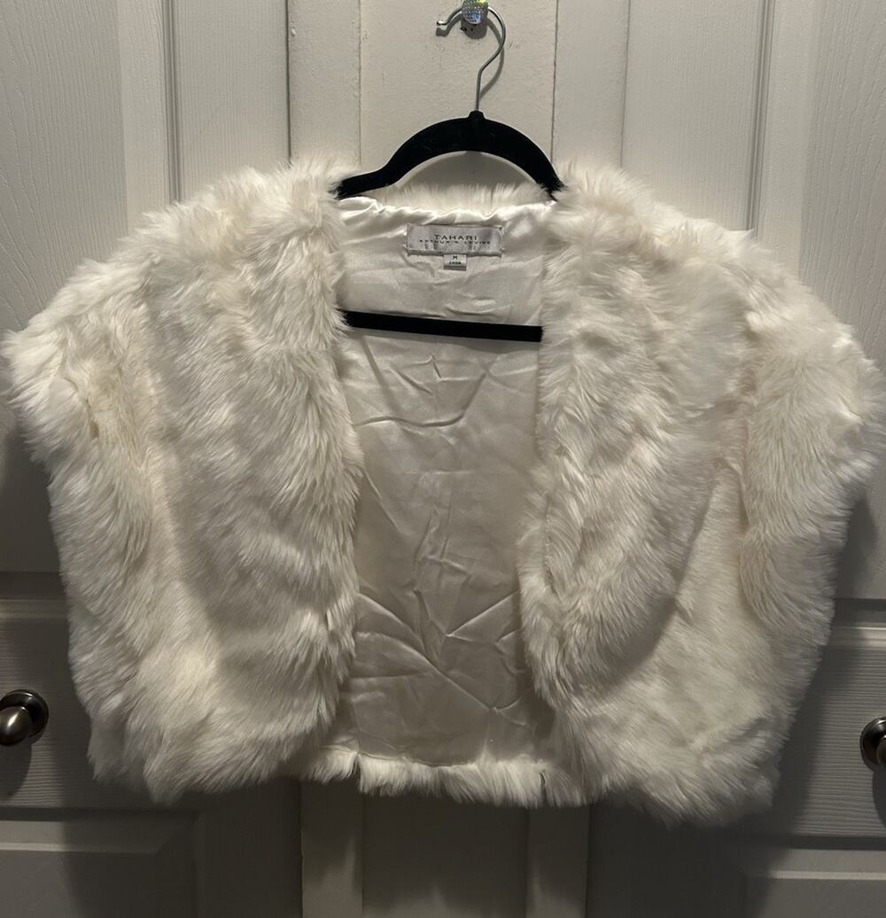 NWT Tahari Arthur S. Levine Faux Fur Vest Size Medium (MSRP $99)